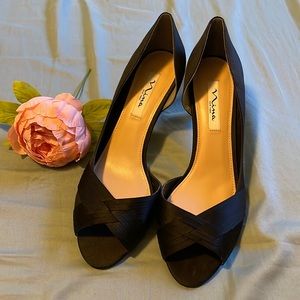 Like New Nina Contesa Dress Shoes in Black Luster Satin, Size 11M